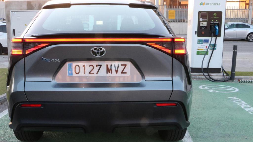 A un ritmo tranquilo con el Toyota bZ4x se pueden recorrer unos 350 kilómetros.