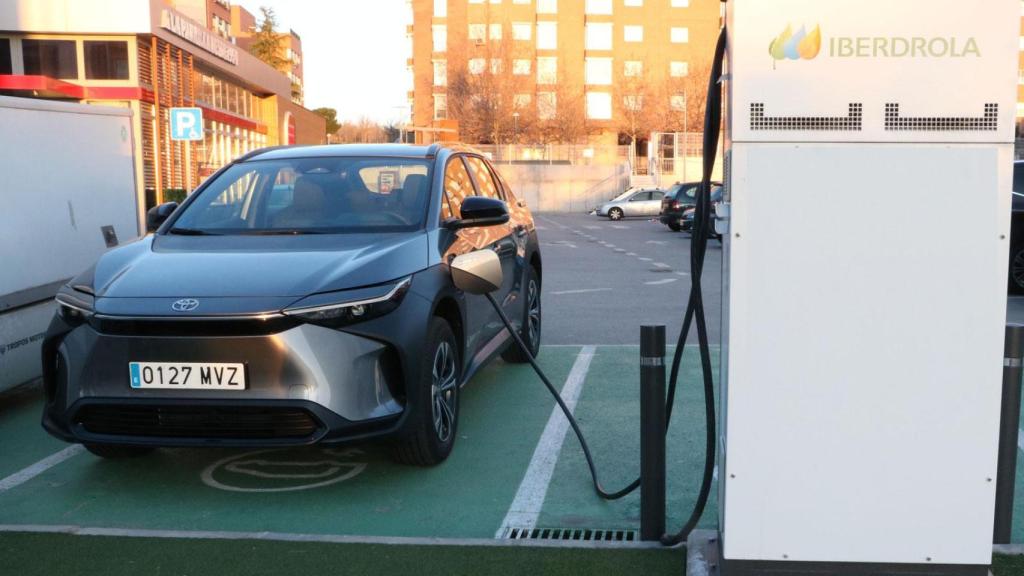El Toyota bZ4x en un punto  de recarga de 50 kW en Madrid.