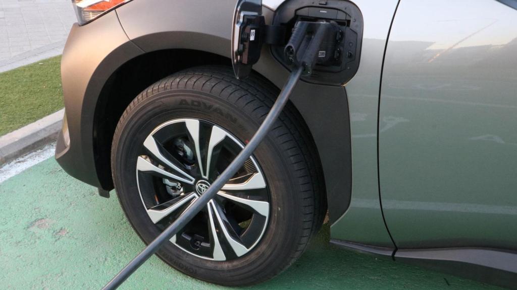 El Toyota bZ4x en plena recarga en un punto público.