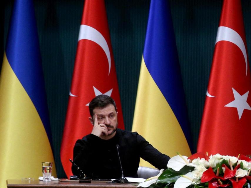Volodímir  Zelenski escucha al presidente turco durante la rueda de prensa conjunta del martes en Ankara.