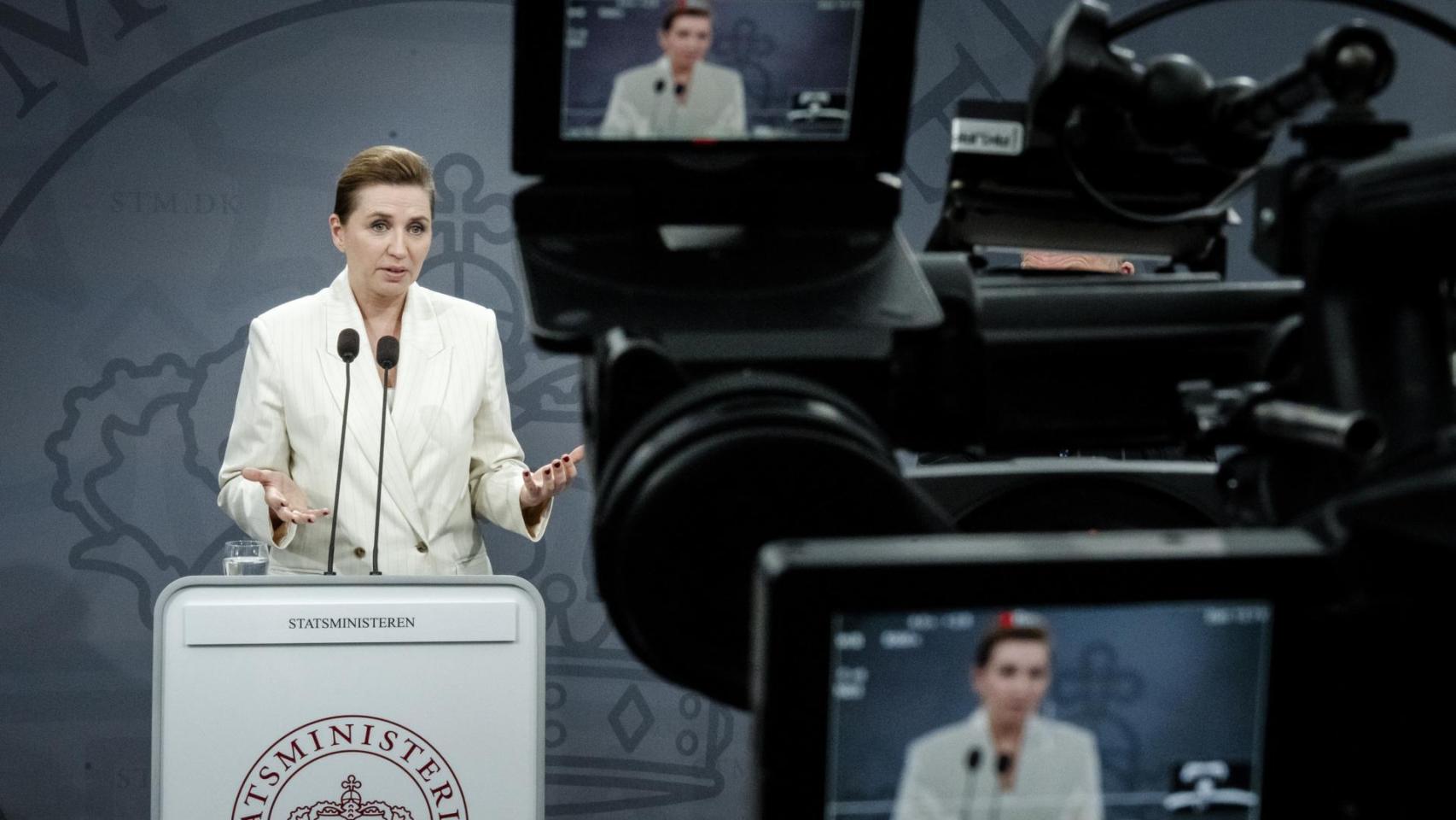 La primera ministra danesa, Mette Frederiksen, este miércoles en una rueda de prensa.
