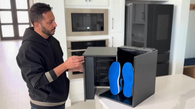 Uno de los creadores de Shoe Steamer probando el dispositivo