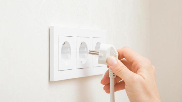 Un enchufe eléctrico en la toma de corriente.