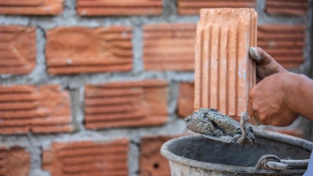 Una pared construida con ladrillos y cemento
