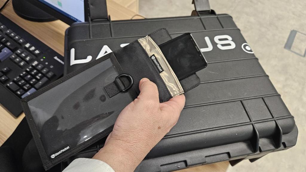 Bolsa de Faraday para proteger el teléfono