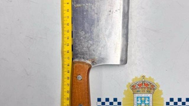 Cuchillo carnicero interceptado por la Policía Local a una mujer detenida por amenazar a viandantes.
