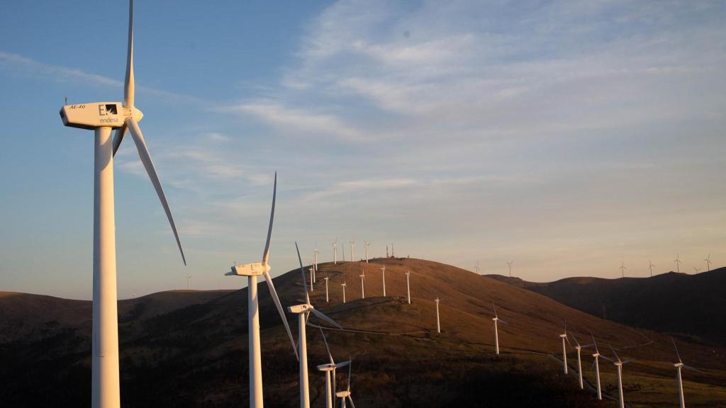 Imagen de archivo de aerogeneradores en el parque eólico de Vilachá, a 15 de marzo de 2024, en Lugo, Galicia