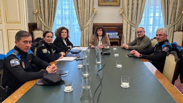 Concello, Subdelegación del Gobierno, Policía Local y Nacional se reúnen para abordar la situación en Santa Marta.