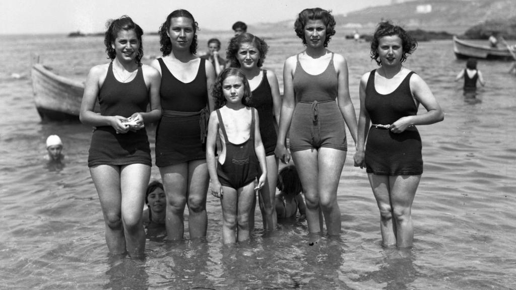 Bañistas en la playa de Riazor, imagen de la colección de Francisco Pillado.