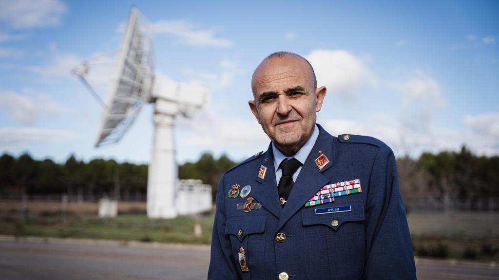El general Julio Ayuso, del Ejército del Aire y del Espacio, es el director del Instituto Nacional de Técnica Aeroespacial (INTA), cuya sede se encuentra en Torrejón de Ardoz, Madrid.