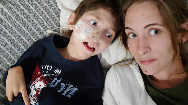 Javier acostado junto a su madre María Eugenia.