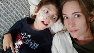 Javier casi muere con 10 años por una negligencia: los médicos olvidaron más de un metro de cable en su intestino