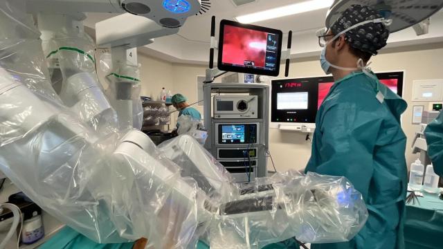 Expertos del Quriónsalud durante una intervención en la vía aérea.