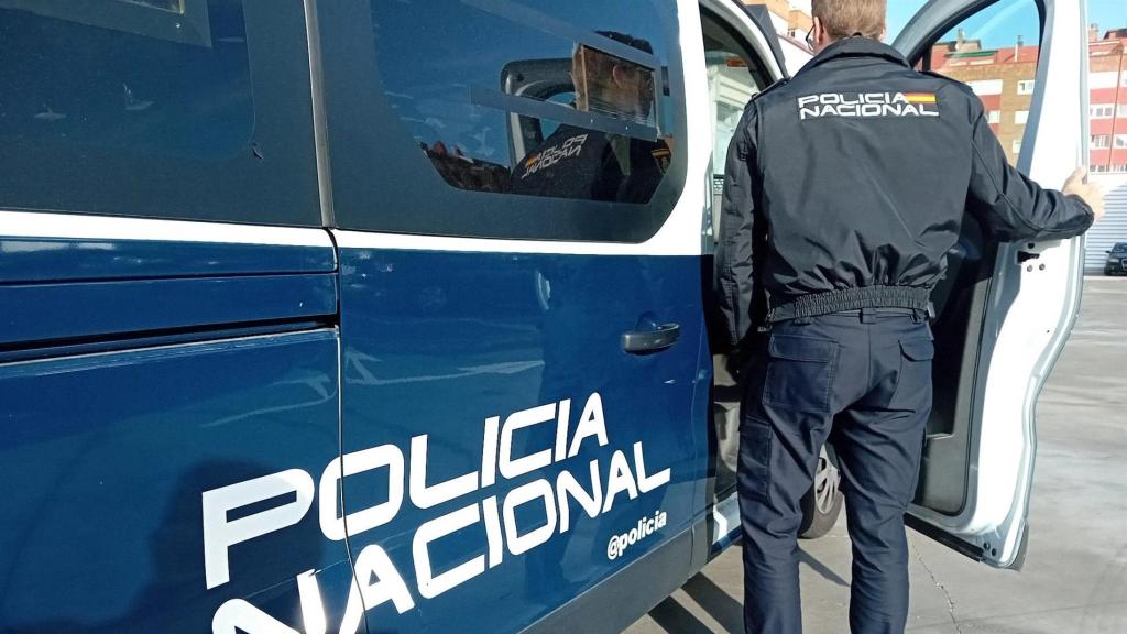 Un agente y un coche de la Policía Nacional