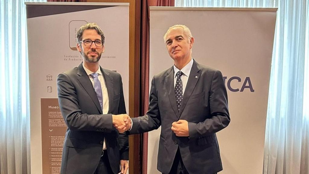Roberto C. Alonso Baptista de Sousa, representante legal de la Fundación, y José Lino Comesaña Calvo, director de Negocio Institucional Galicia, España Norte y Portugal de Abanca.