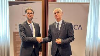 Roberto C. Alonso Baptista de Sousa, representante legal de la Fundación, y José Lino Comesaña Calvo, director de Negocio Institucional Galicia, España Norte y Portugal de Abanca.