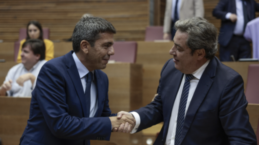 Carlos Mazón y el portavoz de Vox en Les Corts, José María Llanos, se dan un apretón de manos. Biel Aliño