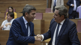 Carlos Mazón y el portavoz de Vox en Les Corts, José María Llanos, se dan un apretón de manos. Biel Aliño