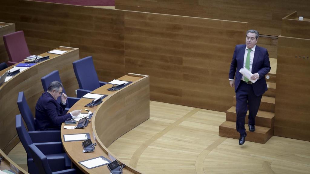 El portavoz de Vox, José María Llanos, y el vicepresidente para la Reconstrucción, Gan Pampols. José Cuéllar / Corts