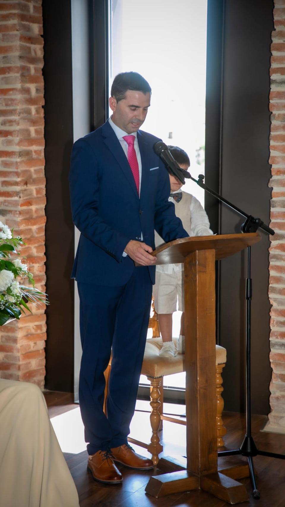 Javier Fernández, alcalde de Traspinedo, oficiando la boda de su hermana