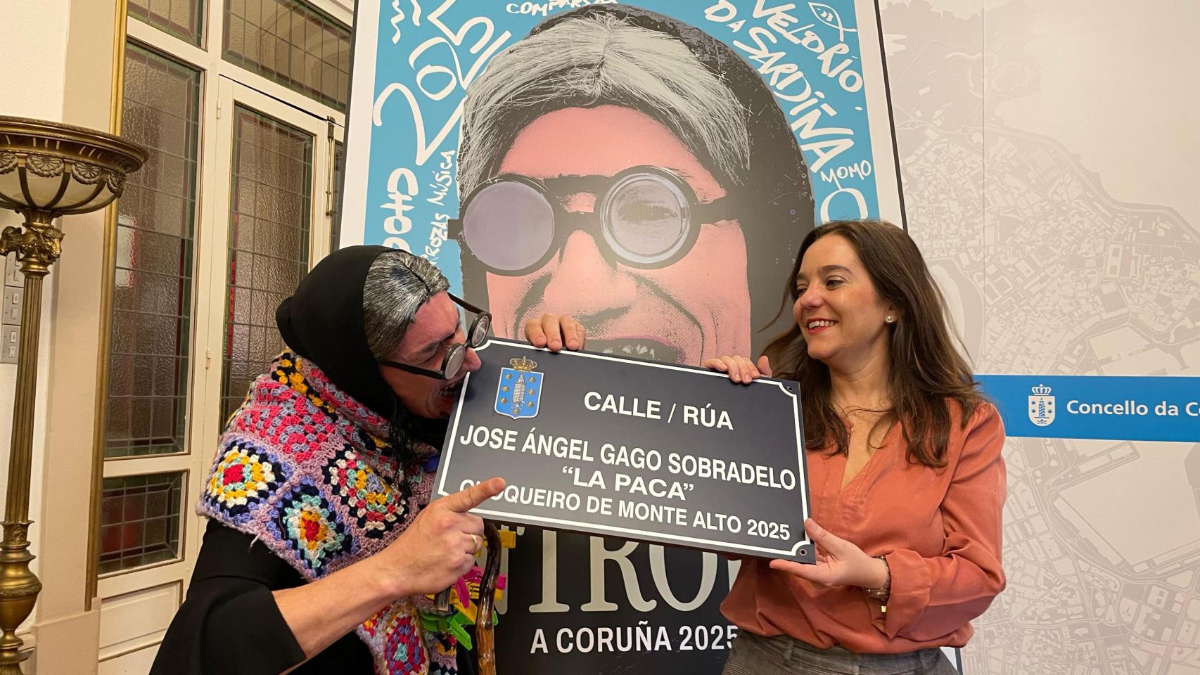 La alcaldesa Inés Rey con Paca, en la presentación de los Carnavales 2025 en A Coruña