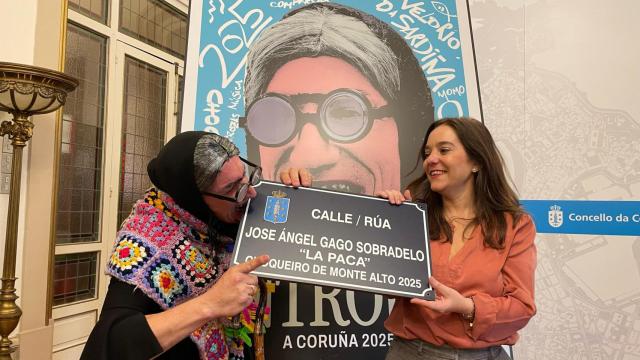 Inés Rey con la choqueira Paca, en la presentación de los Carnavales 2025.