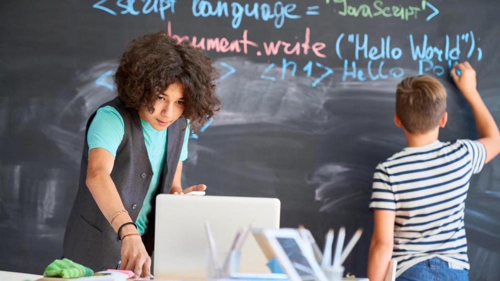 Imagen de recurso de un aula en la que se enseña programación.