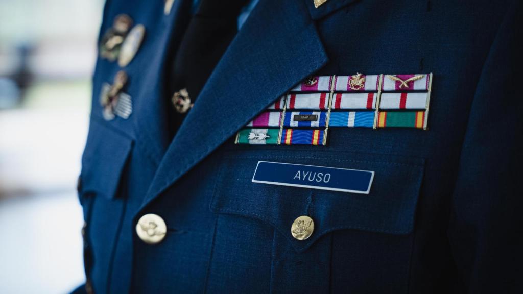 Detalle del uniforme del general Ayuso.