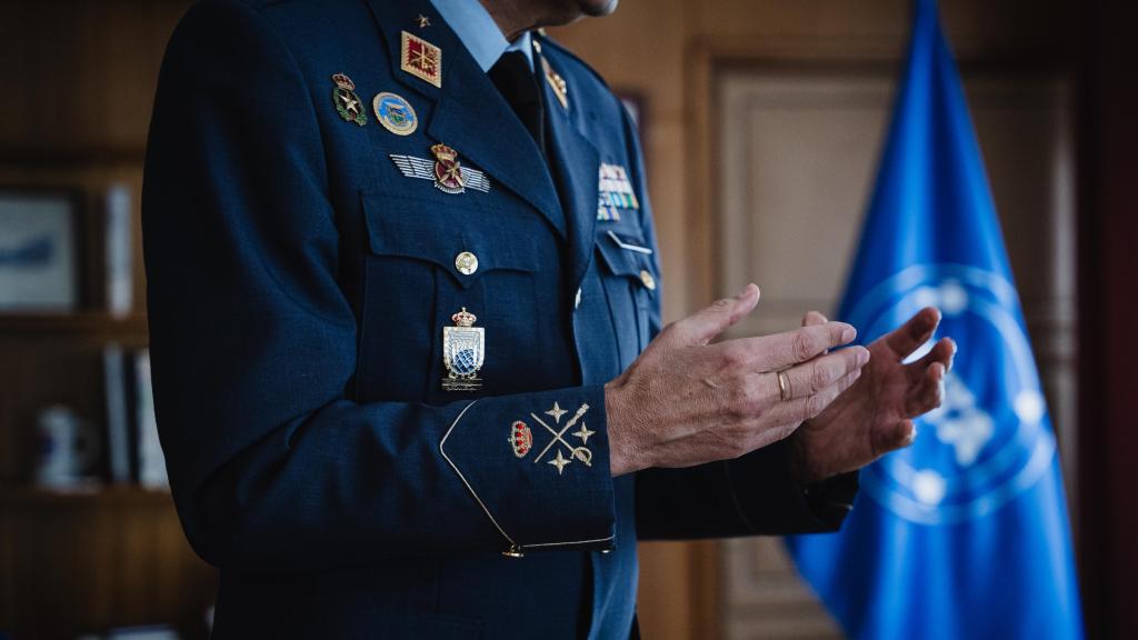 El teniente general Ayuso durante la entrevista con EL ESPAÑOL.