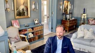 Haakon de Noruega, en el despacho de su vivienda.