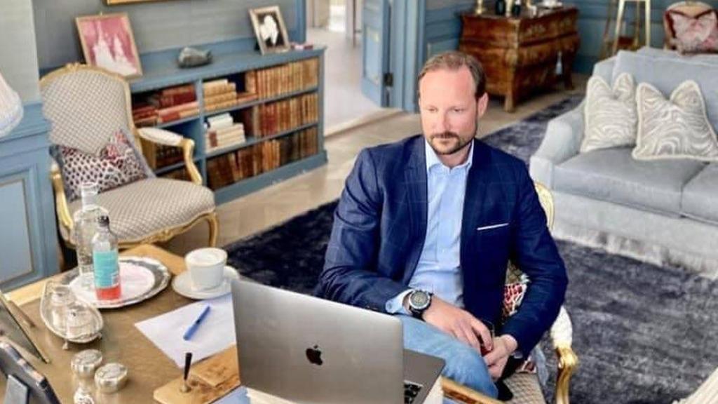 Haakon de Noruega, en el despacho de su vivienda.
