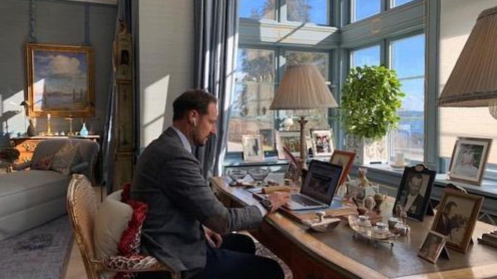 Haakon de Noruega, en el despacho de su residencia oficial.