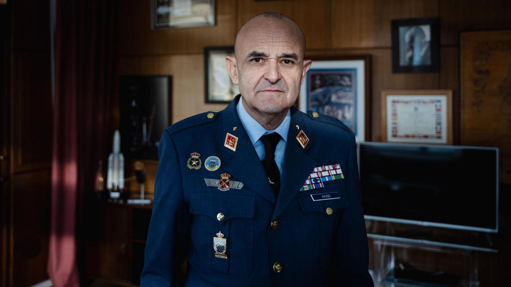 El teniente general Julio Ayuso, del Ejército del Aire y del Espacio, durante la entrevista con EL ESPAÑOL en la sede del INTA, en Torrejón de Ardoz.