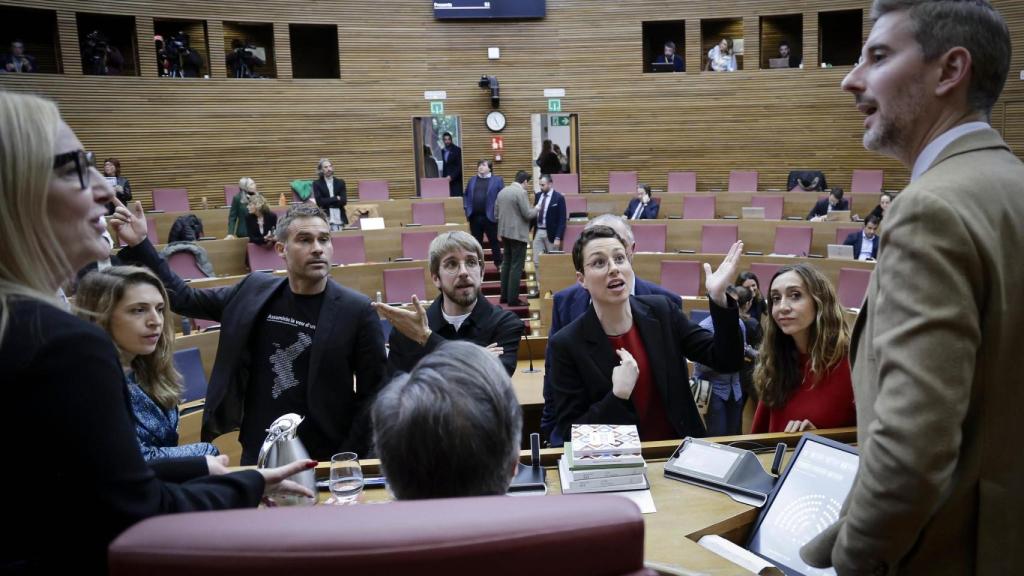 Varios diputados de Compromís y PSOE protestan a la Mesa de Les Corts por el resultado de la votación. José Cuéllar