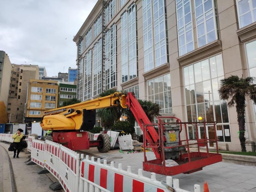 Grúa utilizada para una de las fachadas del hotel Meliá María Pita durante las obras.