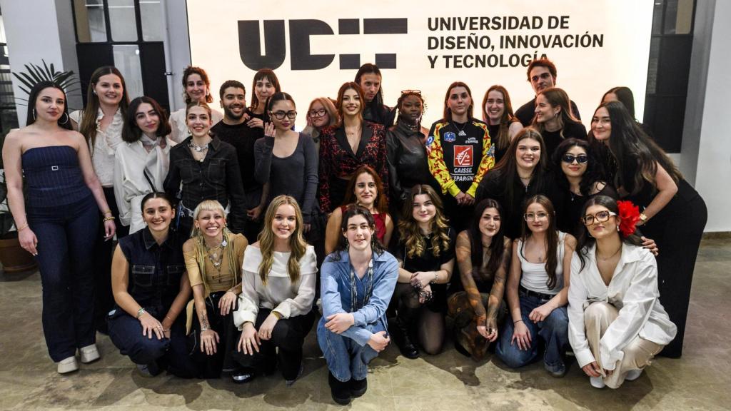 Los alumnos de UDIT, posando tras el desfile.