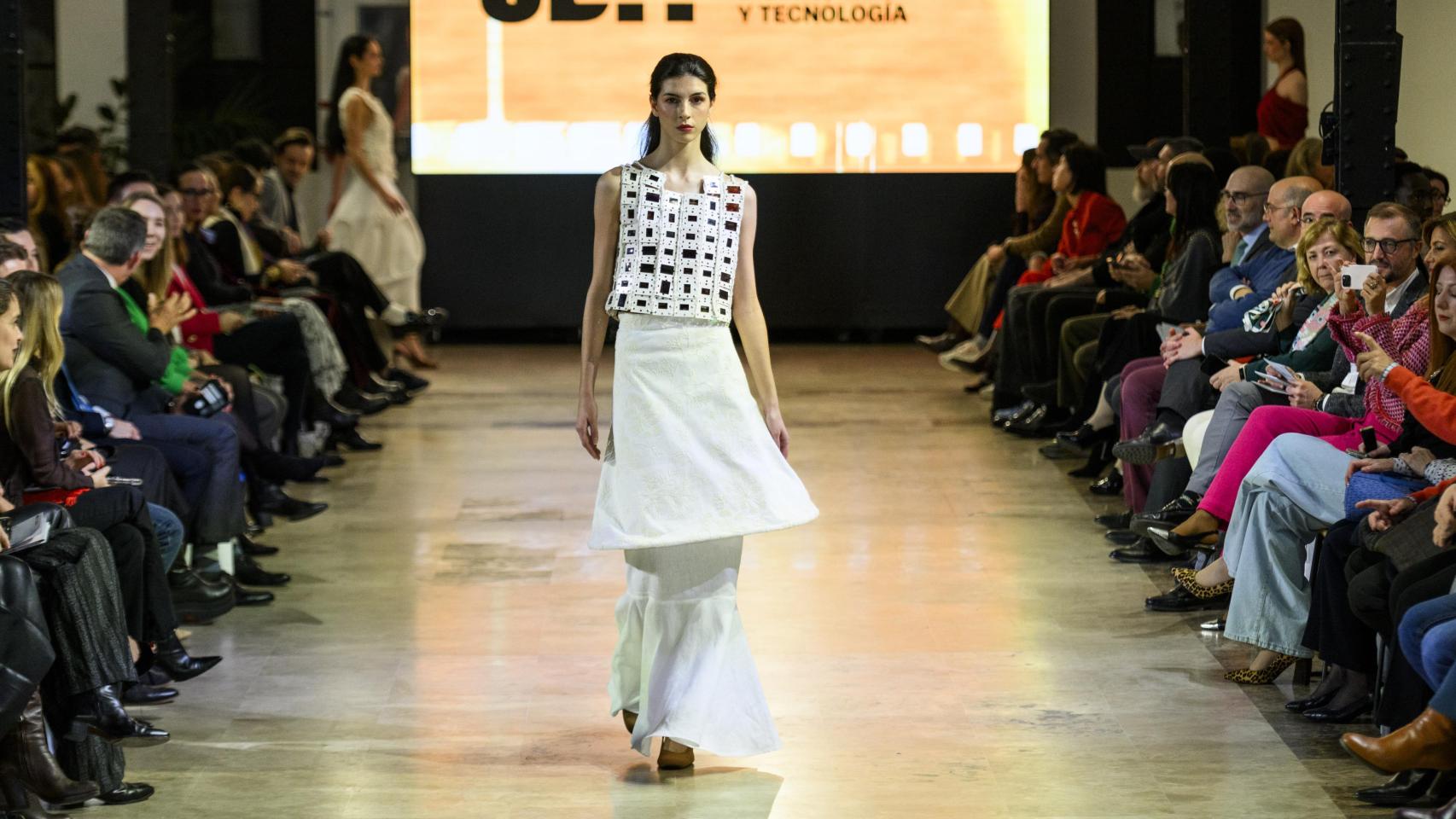 Silueta del desfile de la colección 'El Olvido' de los diseñadores de UDIT.