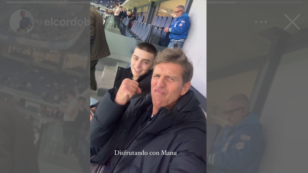 Padre e hijo disfrutan del partido.