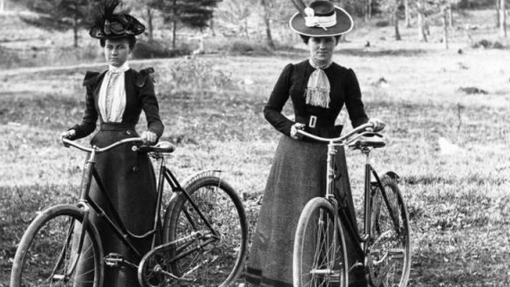 Mujeres en bicicleta.