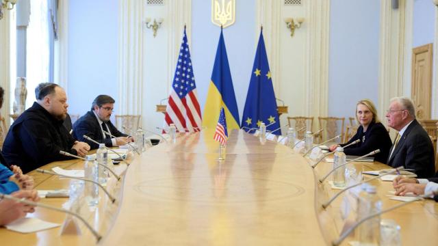 El portavoz del Parlamento ucraniano, Ruslan Stefanchuk, reunido este jueves en Kiev con Keith Kellogg, el enviado especial de Trump para Rusia y Ucrania.