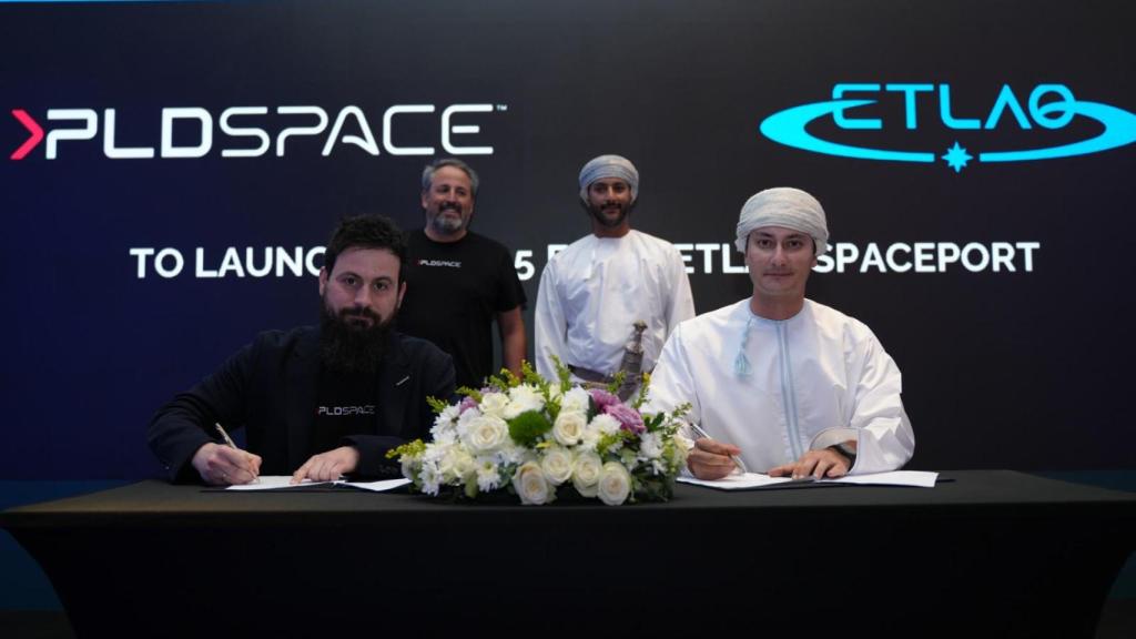 Raúl Verdú, cofundador de PLD Space y el CEO de Etlaq, Sayyid Azzan bin Qais Al Said