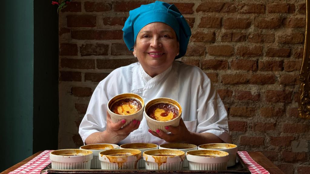Carmen Olguín muestra el postre de leche asada que prepara en su restaurante Rhuka.