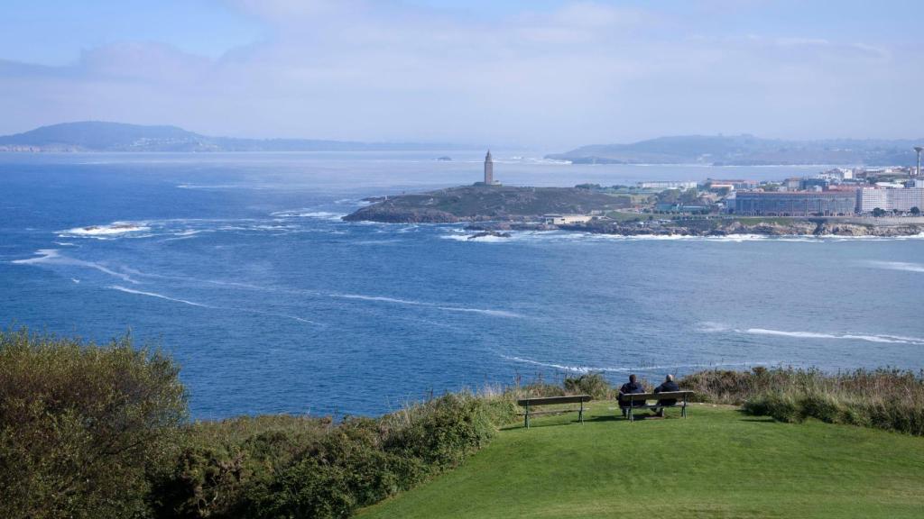 Vista a la Torre de Hércules desde el Monte de San Pedro