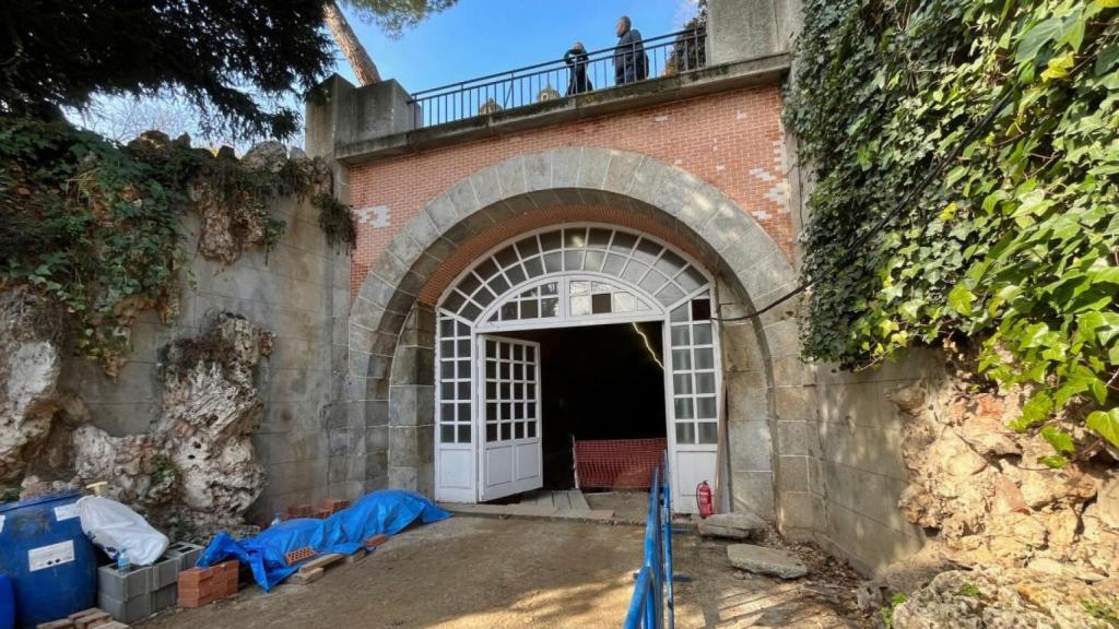 Entrada al túnel de Villanueva, en el Campo del Moro, Madrid.