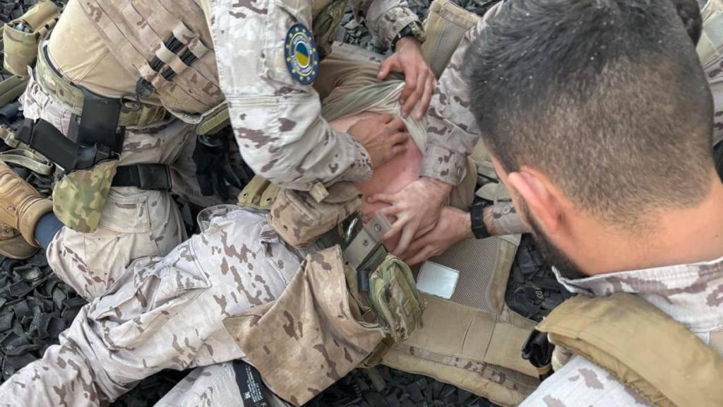 Los militares españoles, impartiendo formación en atención sanitaria durante un ejercicio.