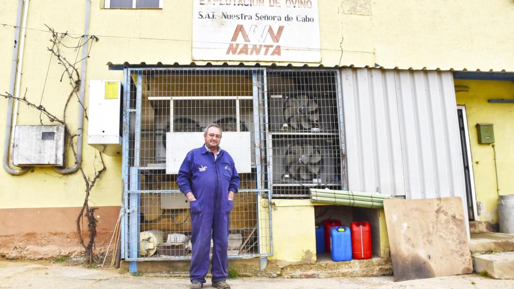 Juan Antonio Cuadrado a las puertas de su explotación ganadera