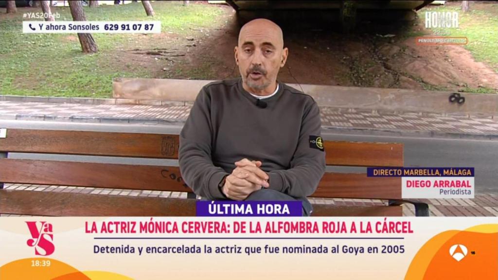 El periodista Diego Arrabal en el banco donde vivía Mónica Cervera