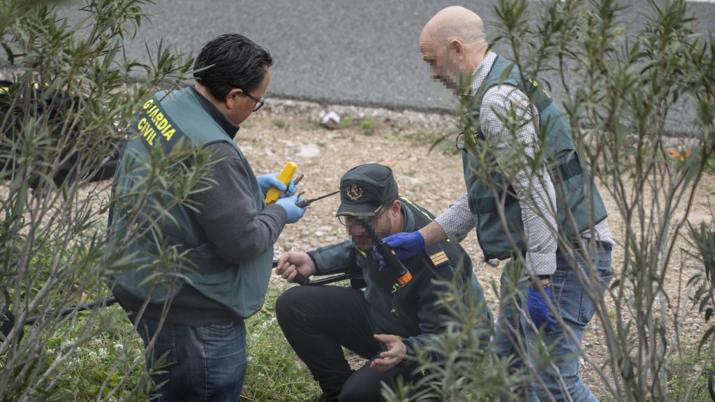 Búsqueda de pistas por parte de los agentes de la Guardia Civil en el lugar del crimen. EP / Jorge Gil