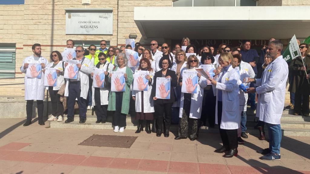 Profesionales de la salud se manifiestan en Alguazas (Murcia) este jueves, contra las agresiones a sanitarios.