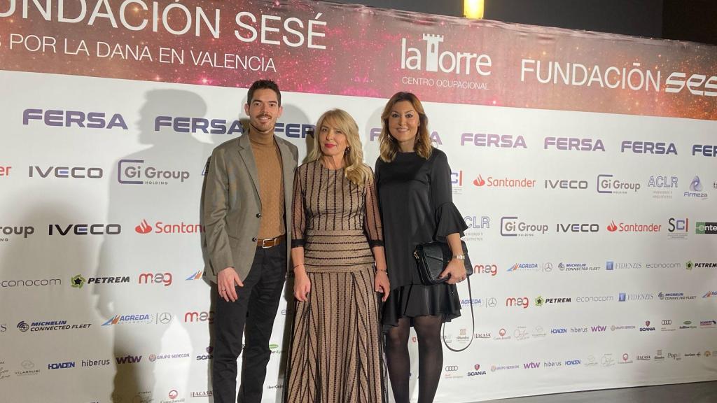 El director de El Español de Aragón, Jorge Lisbona, la presidenta de la Fundación, Ana Sesé y la directora comercial de El Español de Aragón, Susana Cano, antes de la gala.